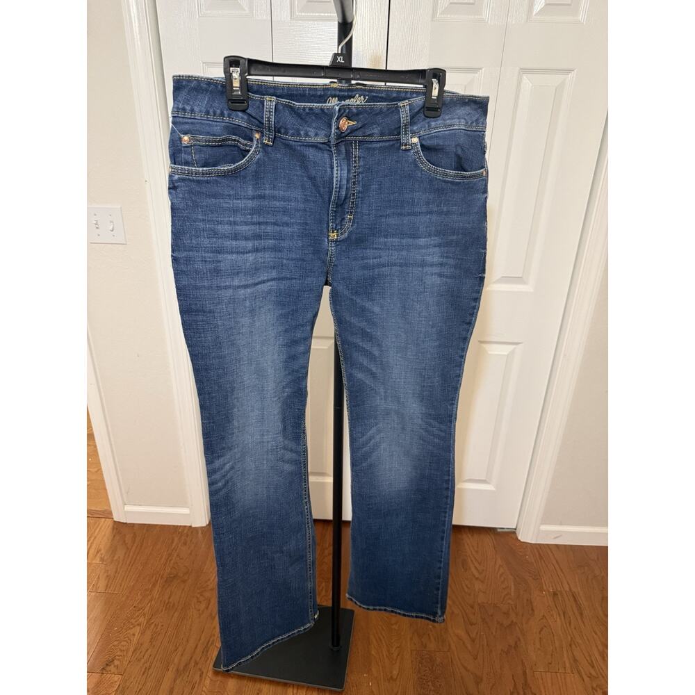 Wrangler woman's Bootcut Jeans Blue Denim Medium Wash 5-Pocket Contrast Stitchin